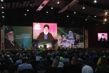 Un grupo de personas observa el discurso televisado del líder de Hezbollah en El Líbano, Sayyed Hassan Nasrallah Ebrahim Raisi en Beirut este 24 de mayo de 2024 (REUTERS/Emilie Madi)