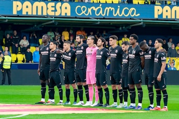 El equipo del Villarreal, durante un minuto de silencio por los afectados en la DANA. (Europa Press)