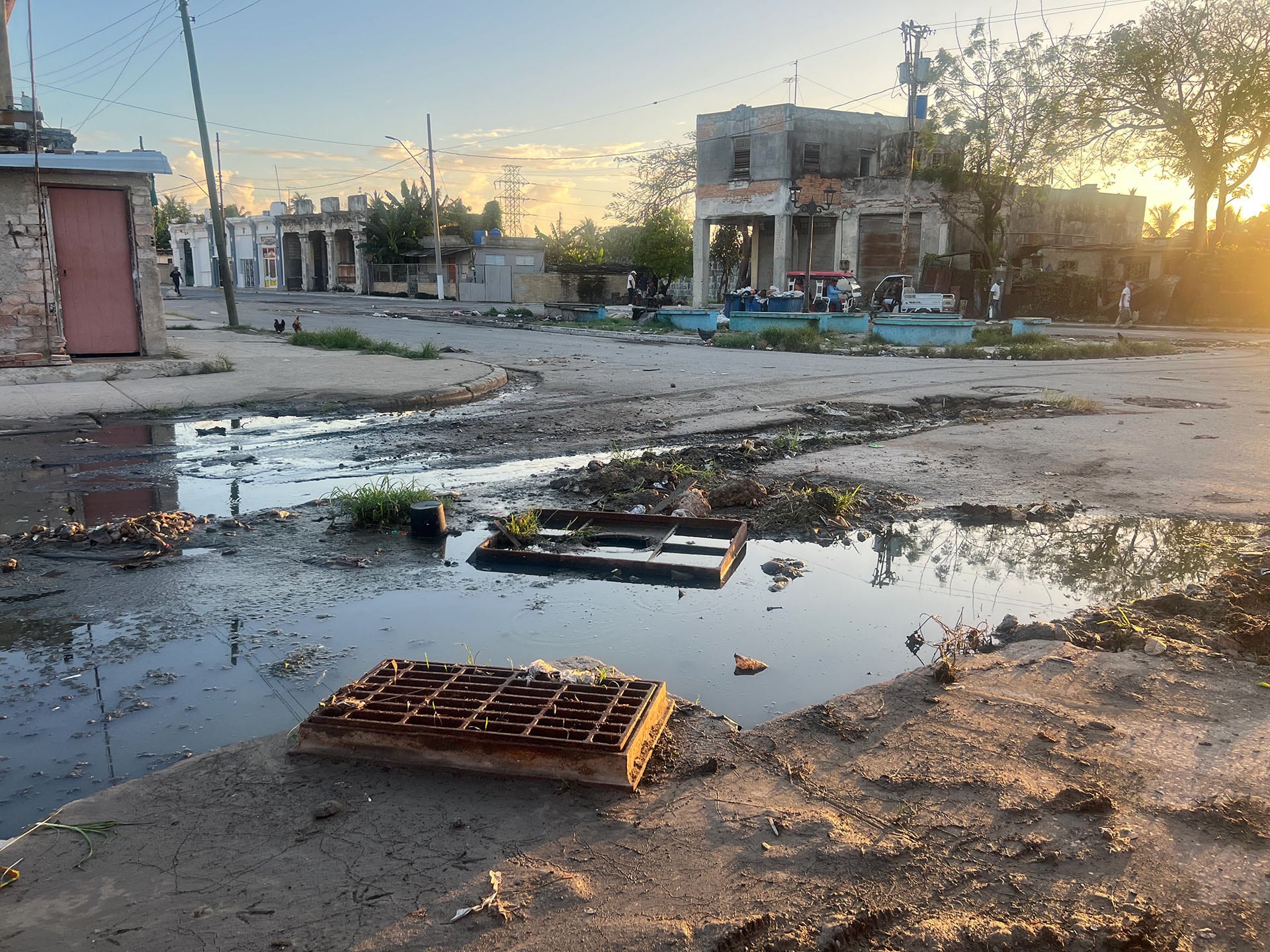 Las calles de La Habana muestran un panorama de deterioro y abandono, con aguas estancadas y edificios deteriorados, reflejo de una situación crítica en la capital cubana.