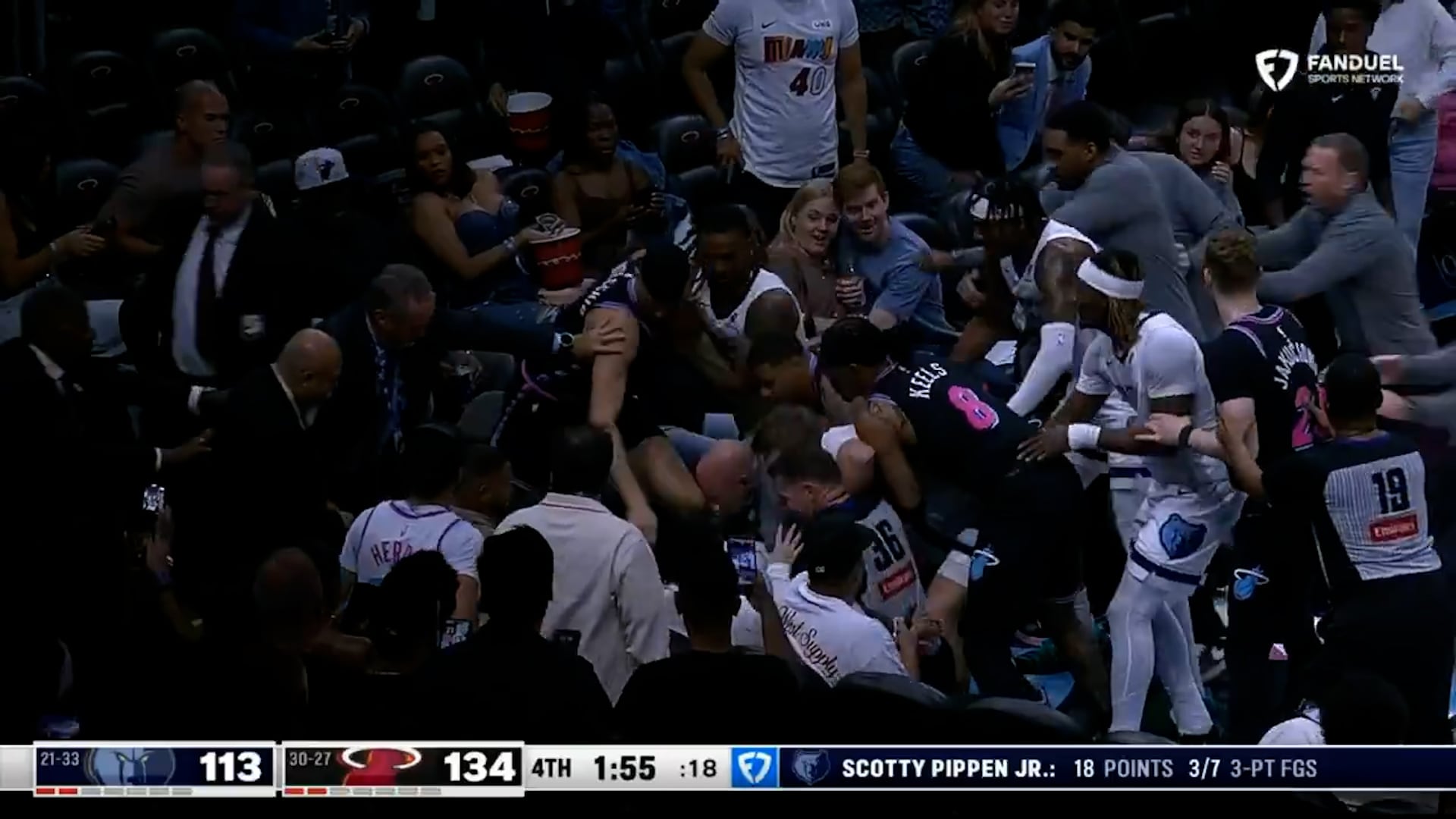 Jugadores de la NBA Scotty Pippen Jr. y Myron Gardner se enzarzan en una salvaje pelea en la cancha, con personal de seguridad y espectadores intentando contener la situación.