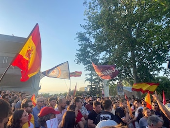 Cerca de 350 personas se concentran junto a La Moncloa al grito de "Sánchez corrupto, Sánchez dimisión" - Infobae