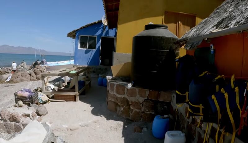 Las aguas que rodean El Pardito fueron durante décadas la fuente de trabajo y alimento para la única familia que habita la isla. (crédito Youtube @LeonardoGonzalezPhoto)