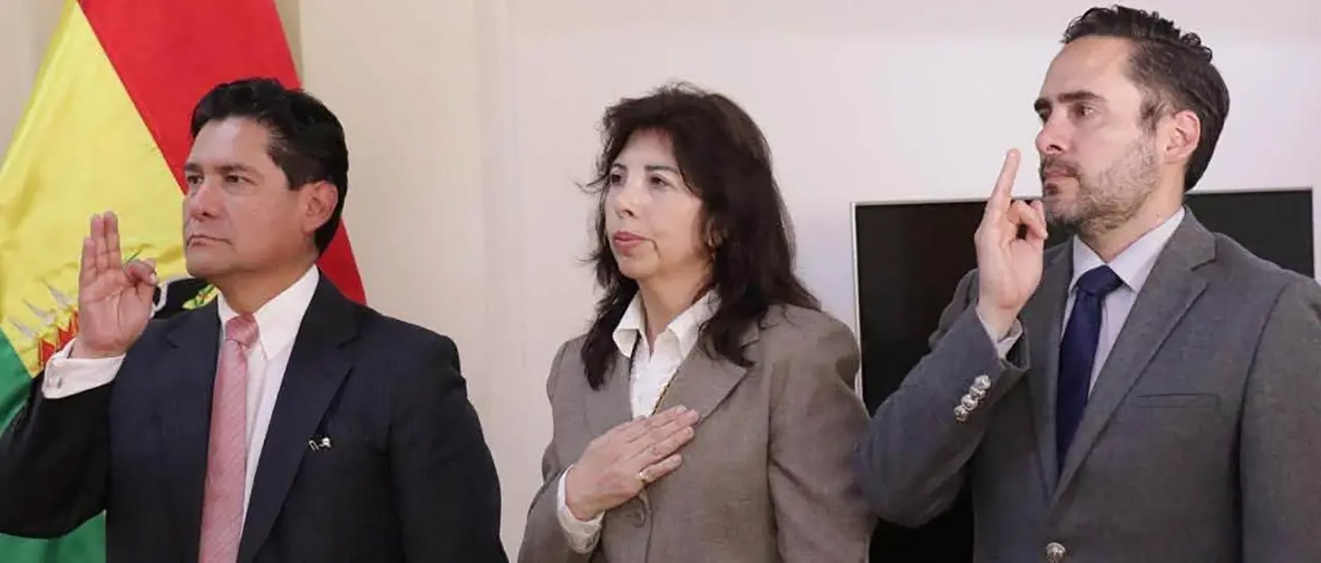Los tres nuevos viceministros de Hidrocarburos de Bolivia asumen sus cargos durante el acto oficial de posesión.