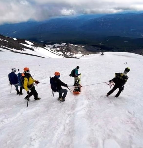 A pesar de la magnitud de la caída, la escaladora fue hallada consciente y estable, aunque presentaba fracturas y heridas que requirieron atención médica inmediata tras su descenso a Lake Helen (U.S. Forest Service/Mount Shasta Climbing Rangers)
