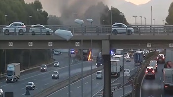 El incendio de un camión de productos congelados obliga a cortar la AP-7 y provoca hasta 13 kilómetros de retenciones