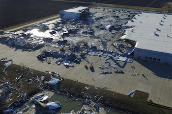 El lugar del derrumbe en un centro de distribución de Amazon.com en Edwardsville, Illinois (REUTERS)