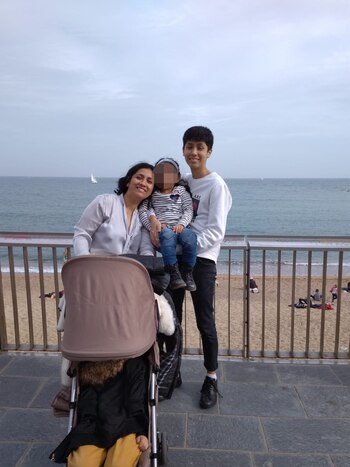 Carmen con sus hijos disfrutando