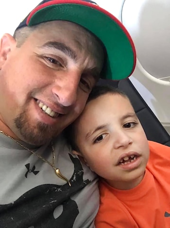 Anthony junto a su padre,