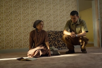 Molly Windsor y Asa Butterfield en 'Los no elegidos', serie que aborda el mundo de las sectas en Reino Unido