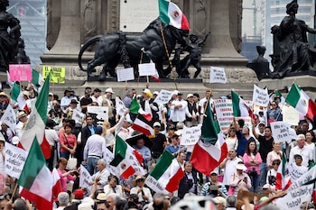Con banderas de México, manifestantes
