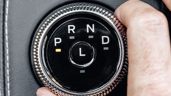 Qué significa la letra D, R, P y N en la transmisión automática de un vehículo y para qué sirven