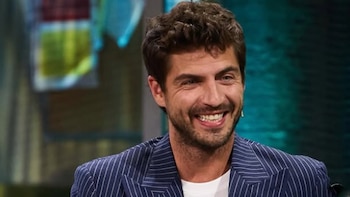 Maxi Iglesias reaparece en 'La Revuelta' tras su romance con Aitana Sánchez-Gijón y se confiesa sobre su vida íntima