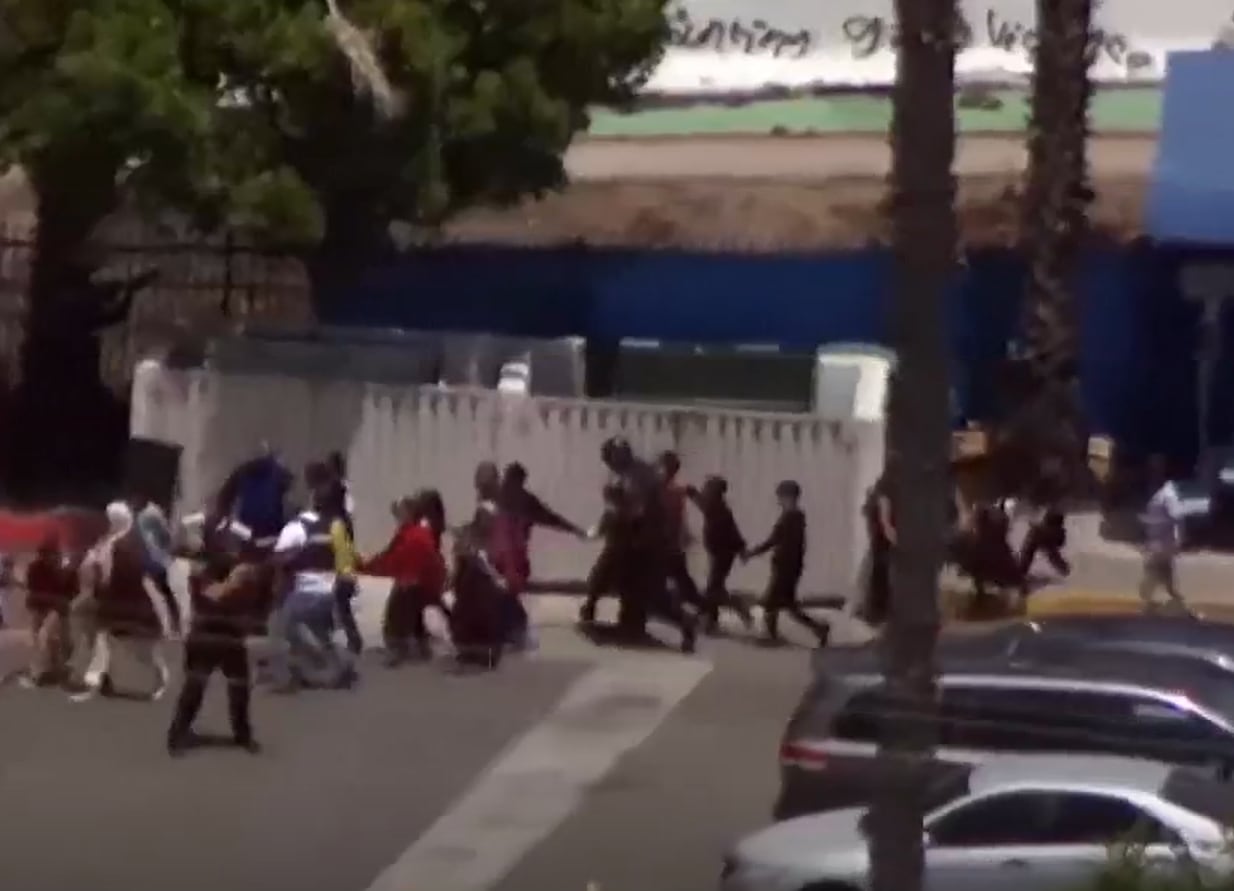 Estudiantes de una escuela adyacente fueron evacuados por personal policial, tras el tiroteo en la mezquita (NBC News)