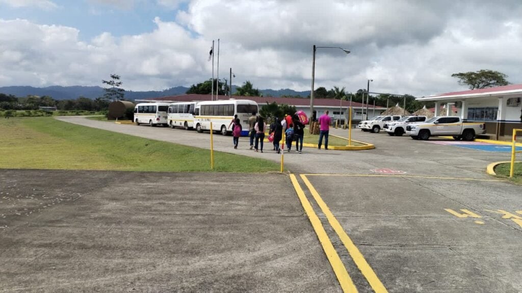 El traslado anticipado permite a los educadores iniciar la semana de preparación pedagógica antes del ingreso de estudiantes al sistema educativo público. Cortesía Meduca