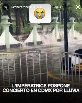 Ver uma rua ou local público inundado com água espirrando fortemente em cercas de aço e postes de luz