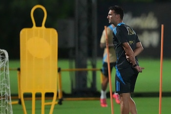 Lionel Scaloni supervisa la práctica