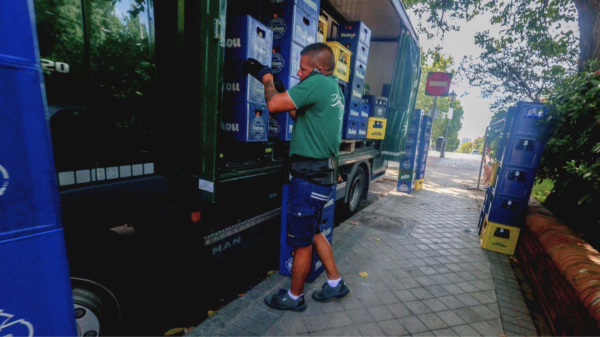 Un trabajador desempeña su actividad en el sector del transporte (Ricardo Rubio / Europa Press)