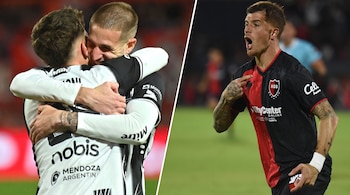 A la izquierda, dos futbolistas con camiseta blanca y negra se abrazan; a la derecha, un jugador con uniforme rojo y negro grita.