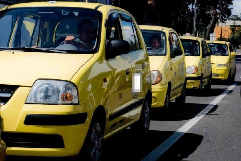 Policía capturó a dos delincuentes tras persecución en un taxi hurtado: portaban un arma de fuego ilegal