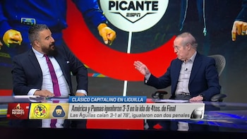 Dos hombres, Álvaro Morales con barba y José Ramón Fernández con gafas, sentados en un estudio de televisión frente a un gran monitor
