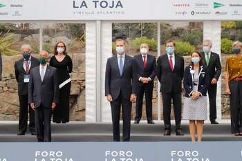 01/10/2020 El Rey Felipe VI (c), posa junto al presidente de la República de Portugal, Marcelo Rebelo de Sousa (a su derecha); la ministra de Industria, Comercio y Turismo, Reyes Maroto (a su izquierda); y los expresidentes del Gobierno Felipe González (1i) y Mariano Rajoy (4d), entre otras personalidades, durante la inauguración del II Foro La Toja, en La Isla de la Toja, Pontevedra, Galicia (España) a 1 de octubre de 2020. En su segunda edición, el Foro abordará asuntos como la digitalización, el teletrabajo y el reto de gobernar en tiempos de pandemia.
POLITICA
Marta Vázquez Rodríguez - Europa Press