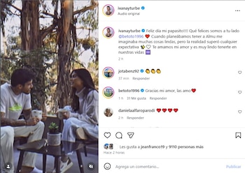 Ivana Yturbe y un hombre sentados en sillas frente a una mesa baja, con dos tazas y una planta pequeña, en un entorno exterior con árboles