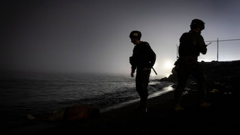 La Policía Nacional realiza un operativo para localizar migrantes en los barrios de Ceuta y decenas de ellos huyen por el monte