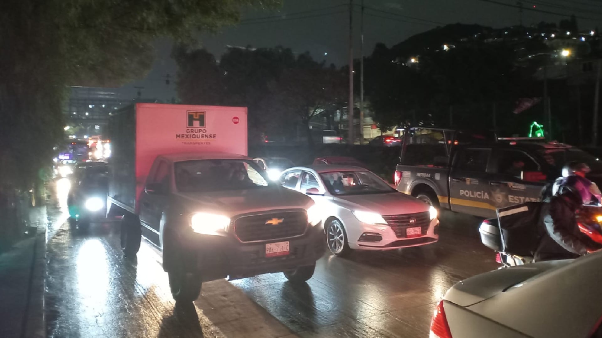 Por las fuertes inundaciones en avenida López Portillo, se suspendió el servicio de Mexibús y generó tráfico durante la noche de este jueves (Foto: Jorge Contreras/Infobae México)