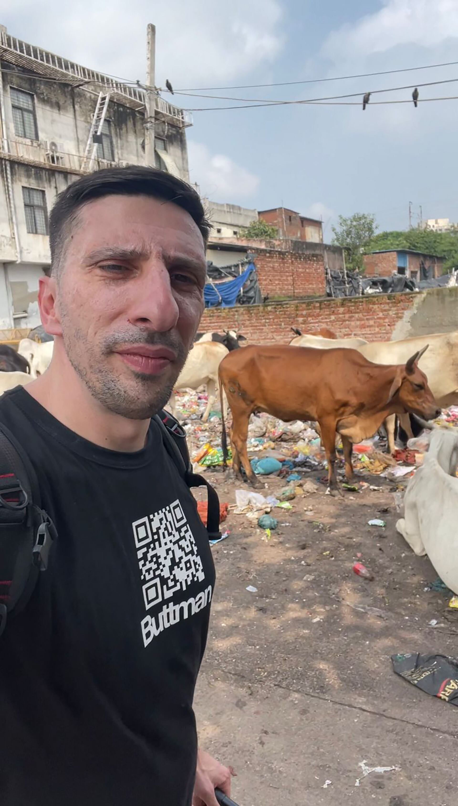 “La norma es el caos y hasta te cruzás con vacas comiendo basura de la calle”, describió el youtuber