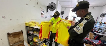 Las prendas fueron halladas en una bodega de Barranquilla - crédito Policía Nacional