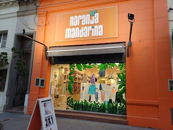 El frente del local de