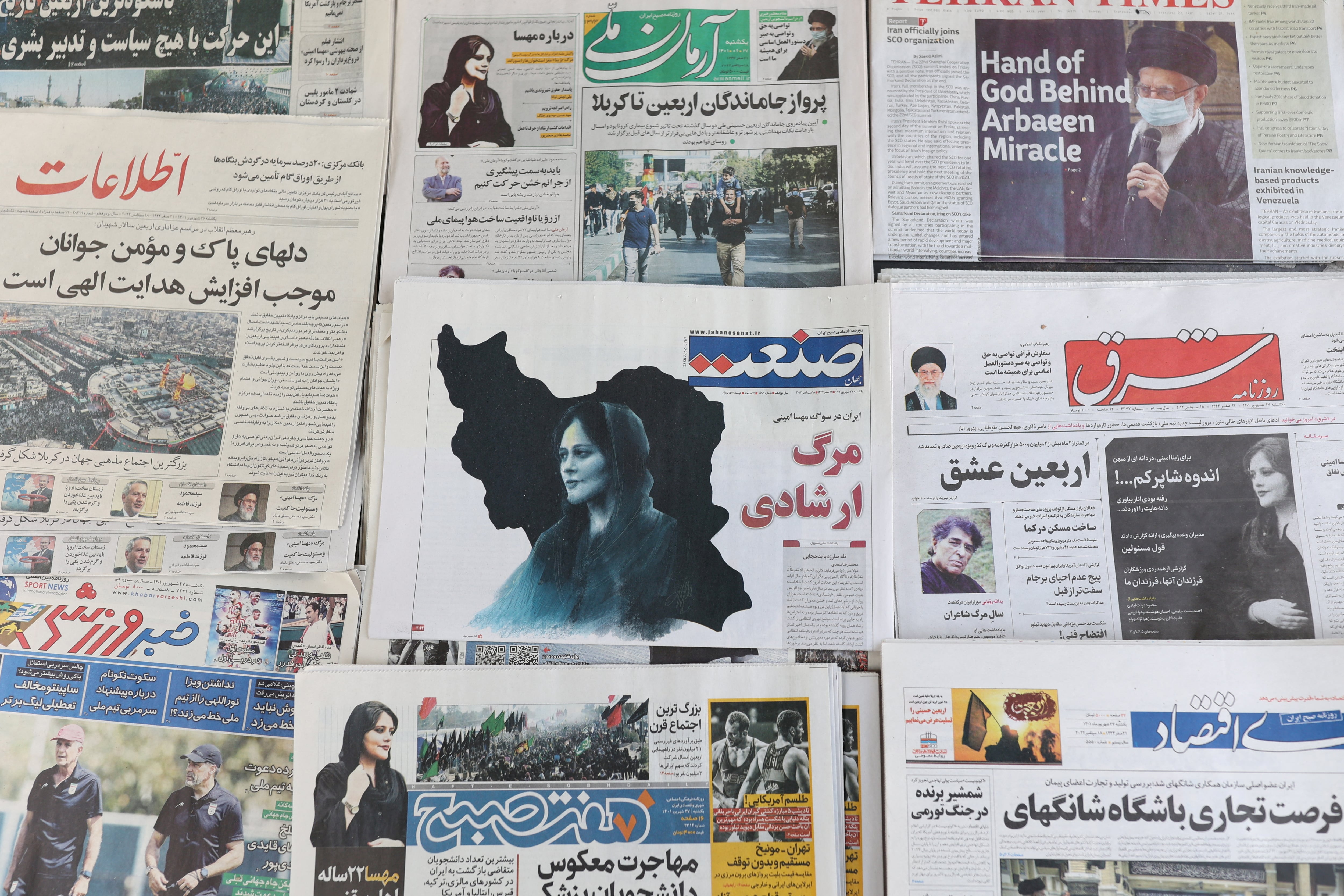 Mahsa Amini murió bajo custodia de la policía de la moral en Irán tras ser detenida en Teherán por el uso del hiyab. Diarios de septiembre de 2022 (REUTERS)