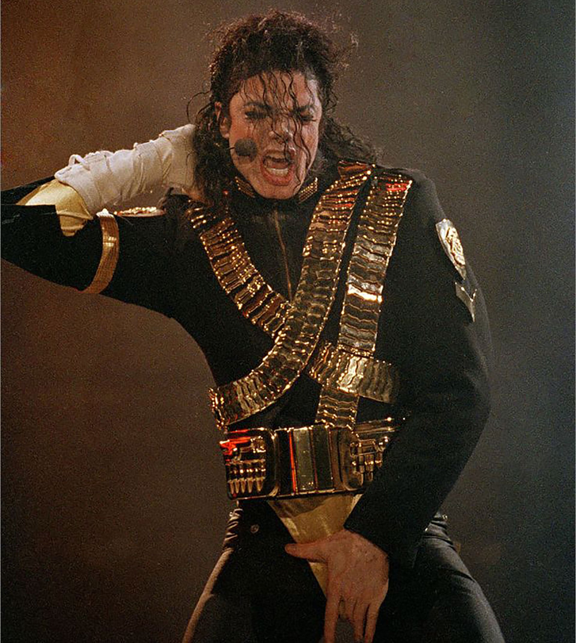 Michael Jackson se presentó en el Estadio Azteca de la Ciudad de México durante su Dangerous World Tour. El Rey del Pop ofreció cinco conciertos históricos los días 29 y 31 de octubre, así como el 7, 9 y 11 de noviembre de 1993. (AP Photo/Damian Dovarganes)