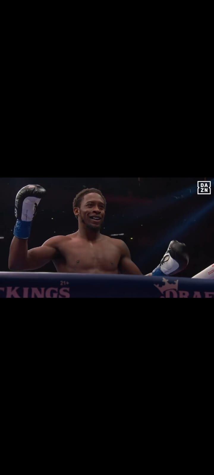 Termina el penúltimo round y Jamaine Ortiz se va a la lona. Keyshawn Davis se perfila como el ganador del combate.(DAZN)