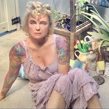 Los tatuajes visibles de Erika Eleniak en ambos brazos representan un significado en su vida