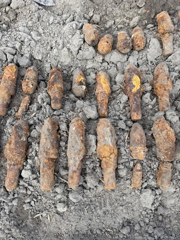Hallaron más de 700 piezas de munición de la Segunda Guerra Mundial en un campo de Polonia