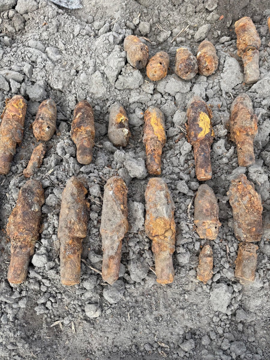 El operativo en Płońsk retiró 271 cartuchos, 109 granadas de mano, 56 espoletas, 174 proyectiles para lanzagranadas y otros 100 objetos peligrosos (Créditos: Policía de Mazovia)