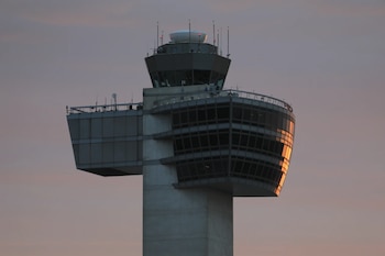 La comunicación entre la tripulación y el control de tráfico aéreo se centró en la necesidad de un aterrizaje prioritario debido a la emergencia médica.