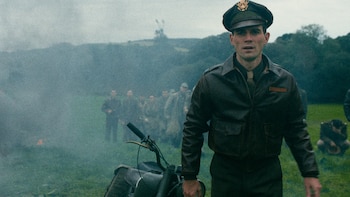 KJ Apa como James Stewart