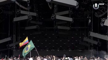 Las banderas de Brasil y Ecuador en Ultra Music Festival.