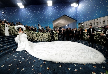 El look de Diana Ross contó con el aporte creativo del diseñador nigeriano Ugo Mozie. La cola del vestido era de más de 5 metros y tenía nombres de sus hijos y nietos