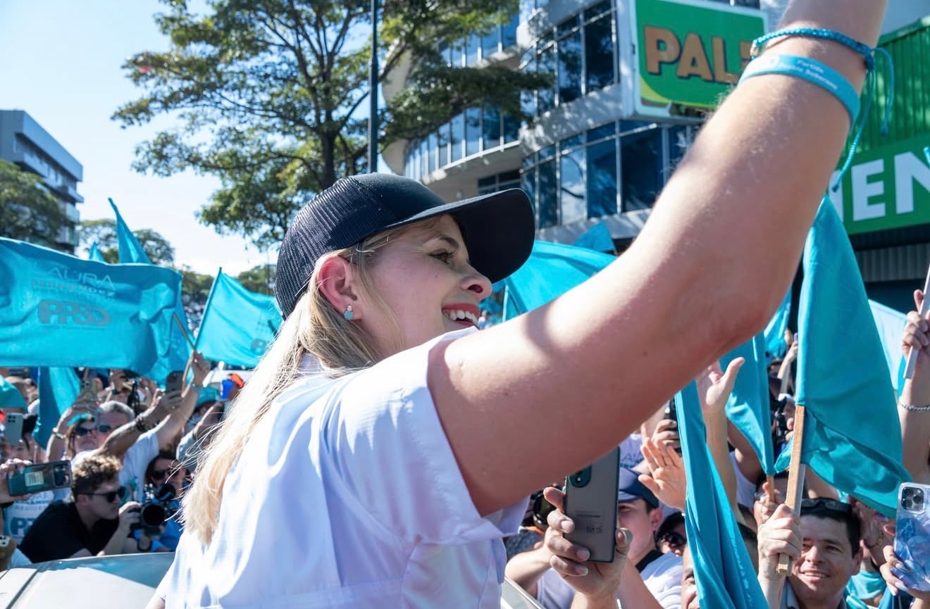 Candidata oficialista estuvo acompañada de gran cantidad de seguidores en el Paseo Colón en el centro de la capital costarricense. Fuente: Redes sociales Laura Fernández
