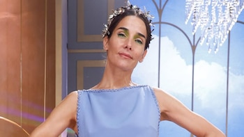 Túnica, cristales y un tocado: así fue el impactante look de Juana Viale en su programa