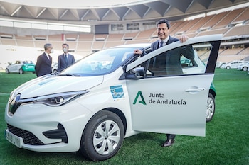 Juanma Moreno Bonilla, el presidente andaluz, con un coche de la Junta