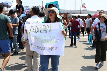 Postulantes salen de la Universidad