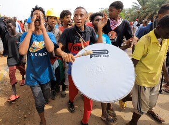 Los manifestantes marchan por la