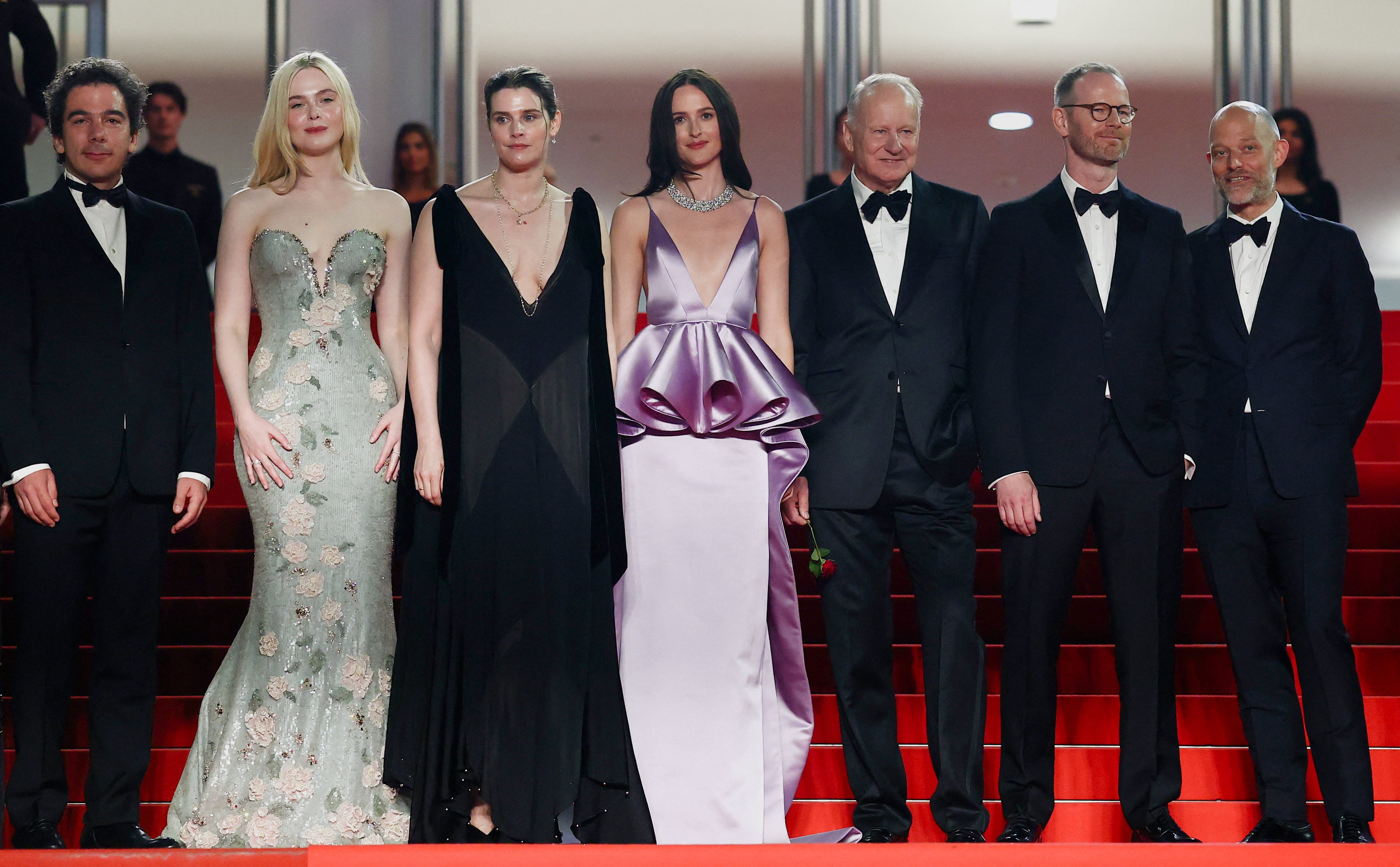 El director Joachim Trier, las estrellas Renate Reinsve, Elle Fanning, Stellan Skarsgard e Inga Ibsdotter Lilleaas y el guionista Eskil Vogton posan en la red carpet del último Festival de Cannes. (REUTERS/Sarah Meyssonnier)
