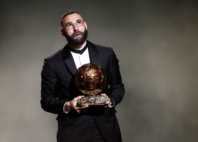Karim Benzema con el Balón de Oro (Foto REUTERS/Benoit Tessier)