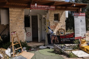 Pancartas en el kibutz Kfar