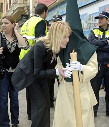 Melanie Griffith y Stella del Carmen vestida de nazareno en la procesión de María Santísima de Lágrimas y Favores (IMAGEN DE ARCHIVO).